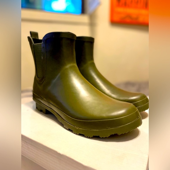 NWOT Women’s Nordstrom Rack Sz 9 Chelsea style rain boot - Picture 1 of 7